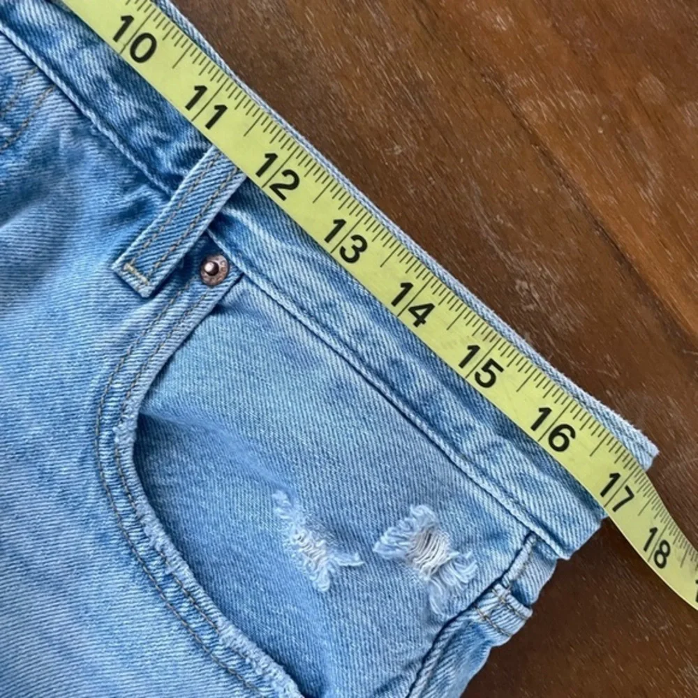 Levi’s ribcage light wash frayed cut off premium denim shorts‎ size 32